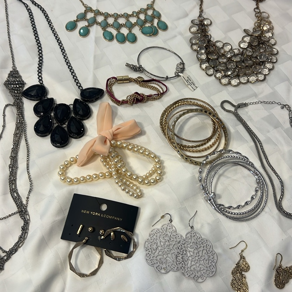 Jewelry bundle - Picture 2 of 4